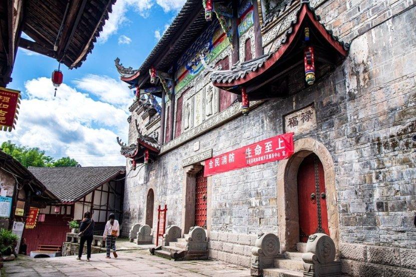 喉咙有异物感，咳出臭鸡蛋味小石头？可能是你的扁桃体结石了